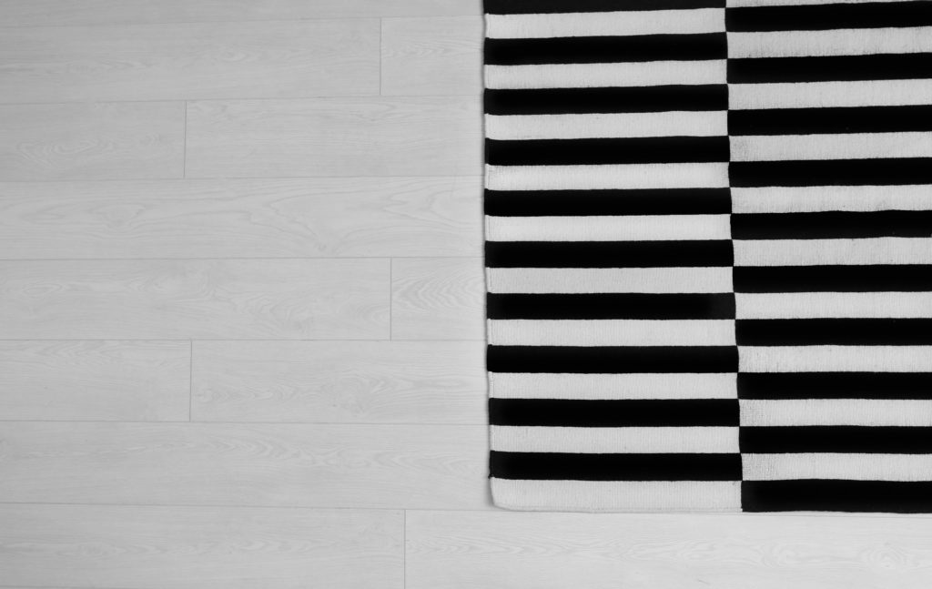 Matonpesu hoituu usealla tavalla Nykyään mattojen peseminen on mahdollista tehdä monella tavalla. Maton voi edelleen pestä itse tai viedä sen mattopesulaan. Mattopesula puolestaan voi olla palvelupesula tai itsepalvelupesula. Maton pesutapaan vaikuttavat maton tyyppi, tarjolla olevat pesumahdollisuudet, omat resurssit sekä budjetti. Kasvava valikoima erilaisia mattotyyppejä lisää tarvetta hoitaa kaikenlaisten mattojen pesu turvallisesti ja helposti. Ennen matonpesua... Olipa maton pesutapa mikä tahansa, esikäsittely takaa parhaan pesutuloksen. Tahranpoisto kannattaa tehdä aina tuoreeltaan. Valitse sinulle sopivimmassa muodossa oleva tuote eli suihke, kiinteä tai nestemäinen tahranpoistoaine. Luonnonmukainen ja monikäyttöinen valinta on sappisaippua, jota saa useimmista ruokakaupoista ja toimii monenlaiseen likaan, kuten viinitahrat tai suklaatahrat. Irtolian poistaminen, tahrojen käsittely ja huolellinen imurointi on hyvä tehdä aina ennen matonpesua. Nämä esivalmistelut voi hyvin hoitaa kotona ja sitten seuraavaksi maton rullaaminen ja mattopyykki! Haiseva matto tarvitsee aina pesun. Kotona mattoon voi ensiavuksi suihkuttaa vedestä ja etikasta tehtyä liuosta. Mikäli haju on tietyssä kohdassa tai erityisen voimakas, kyseisen kohdan voi kastella veden ja etikan seoksella ennen pesua ja antaa hetken vaikuttaa. Hajun poistamiseen on olemassa myös erilaisia kemikaaleja, mutta kunnollinen pesu on aina parempi vaihtoehto. Olipa haiseva matto sitten liian pitkän kuivumisajan tai lemmikkien yllätysten jäljiltä, tee etikkakäsittely vesipestäville matoille ennen pesua ja hoida maton peseminen mahdollisimman pian. Maton peseminen kotona Maton peseminen voi myös joissain tapauksissa hoitua kotona. Kynnysmatto, kylpyhuoneen matto, pieni ja kevyt räsymatto tai lyhyt käytävänmatto voi olla mahdollista pestä kylpyhuoneessa. Räsymaton pesu pyykkikoneessa voi tulla kysymykseen, kun matto on pieni, kevyt ja taipuisa. Maton pesuohje on syytä ensin tutkia tarkasti ja noudattaa sitä. Oman pesukoneen kapasiteetti on myös tärkeää ottaa huomioon. Vältä voimakasta harjaamista kovalla harjalla, jotta maton kuidut eivät rikkoudu. Käytä pehmeää harjaa, pesusientä tai vai käsiäsi. Märkä matto on raskas ja venyy helposti nostellessa. Ole varovainen, jotta maton muoto säilyy ja pohja tai kuteet eivät vaurioitu. Mikäli matonpesu hoidetaan pesutilan lattialla, puhdista aina lattiakaivo huolellisesti pesun jälkeen. Kaupoista löytyvä lattiakaivon suodatin helpottaa matonpesun jälkeistä puhdistamista. Maton kuivatus tulisi tehdä tilassa, jossa on hyvä ilmanvaihto. Maton – kuten muunkaan pyykin – kosteus ei saisi rasittaa kodin rakenteita. Matonpesu kotioloissa ei aina olekaan edullinen vaihtoehto, kun ilmastointijärjestelmä tekee lisätyötä kosteuden poistamiseksi huoneilmasta ja käytettävä vesimäärä on suuri. Mattolaituri ja matonpesupaikka Itse tehtävä matonpesu on nykyään siirtynyt vesistöjen ääreltä kuivalle maalle, mikä onkin ympäristöystävällinen suuntaus. Sinilevä saisi varmasti kaikkien mielestä pysyä poissa uimarannoilta. Mattolaiturit ovat vähentyneet, mutta toki niitäkin vielä paikoittain löytyy. Moniin taajamiin on sen sijaan ilmestynyt matonpesupaikka, jonne virtaa vesijohtovesi. Niissä on toisinaan tarjolla myös ylimääräiset vedet pois puristava mankeli sekä kuivauspaikka eli teline, jossa voi valuttaa mattoja kuivemmiksi. Säätä on ulkosalla toimiessa toki syytä tarkkailla, sade kun saattaa yllättää ja matonpesu kirjaimellisesti vesittyy ja puhtaan maton raikkaus saattaa jäädä haaveeksi. Matonpesupaikkojen vähennyttyä niiden ruuhkautuminen poutapäivinä on haaste. Käsin pesu ja huuhteleminen ottaa reilusti aikaa ja sen vuoksi pesupaikat pysyvätkin varattuina pitkään. Märkä matto on myös yllättävän painava. Matonpesupaikalla on siis tarpeen olla mukana riittävästi lihasvoimaa ja aikaa, kosteutta sietävä vaatetus ja tiedossa useamman päivän mittainen kuiva, lämmin kausi. Palvelupesula Silloin kun haluat, että koko matonpesu ja -kuivausprosessi hoidetaan sinun puolestasi, voi palvelupesula olla sinulle hyvä vaihtoehto. Paikkakunnallasi saattaa olla mattopesula, jolla on myös noutopalvelu eli maton nouto ja palautuskin hoituvat pesulan puolesta. Palvelupesuloissa onnistuu myös mattojen kuivapesu. Mikäli matonpesun hinta ja pesuprosessiin menevä aika eivät ole sinulle merkittäviä seikkoja, voi palvelupesula noutopalvelulla olla sinulle toimiva vaihtoehto. Muista ottaa etukäteen selvää hintatasosta ja toimitusajasta, jotta voit olla kaikilta osin tyytyväinen valintaasi. Itsepalvelupesula Itsepalvelupesulan etuna on, että se on nopea ja helppo tapa hoitaa maton peseminen. Monissa itsepalvelupesuloissa tämä vaihtoehto on myös edullinen sekä ympäristöystävällinen. Tarjolla on vähintään mattokone. Eli iso pyykkikone, jossa on mattojen pesuun sopiva pesuohjelma ja riittävän suuri kapasiteetti. Hyvä mattokone linkoaa pesuohjelman päätteeksi ylimääräisen veden tehokkaasti pois, jotta maton kuivatus tapahtuu riittävän nopeasti ja mattoa on helppo käsitellä. 24 Pesuloissa on käyttöösi mattokone, tasopesukone ja kuivauskaapisto. Mattojen pesun hinta on edullinen ja koneissa on valmiina sopiva pesuaine. Isojen mattojen pesu onnistuu sekä tasopesukoneessa että mattokoneessa. Pesutapa valitaan mattotyypin mukaan. Mattokoneessa peseytyvät myös koiran tai kissan peti, koiran valjaat tai muut pienen lemmikin tekstiilit. Kuivauskaapistossa mattojen kuivaaminen toteutuu oikeissa olosuhteissa tai voit kuljettaa maton myös kotiin kuivumaan. Itsepalvelupesula voi olla sinulle hyvä vaihtoehto, mikäli mattojen peseminen on tarpeen tehdä usein ja arvostat nopeutta sekä vaivattomuutta. Mattopesuri Maton pesua varten voi hankkia tai vuokrata mattopesurin. Pesutulos on paras, kun matto on vain kevyesti likainen. Mattopesurin kanssa on tärkeää huomioida lattian suojaaminen eli pestävä matto ei saa olla suoraan lattiapintaa vasten. Pesuaineen tulee olla erityisesti mattopesuriin tarkoitettua ja laitteen käyttöohjeisiin on tärkeää tutustua perusteellisesti etukäteen. Varmista myös aina maton pesuohje eli että mattosi on turvallista pestä mattopesurilla. Pesutilassa on tärkeää olla hyvä ilmanvaihto, jotta pesurista tuleva kosteus ei jää huoneilmaan. Pesuvaahto ja muut kemikaalit Tarjolla on kotikäyttöön tarkoitettuja kemikaaleja mattojen puhdistamiseen ja suojaamiseen. Puhtaan maton voi suojata likaa ja kosteutta hylkivällä suojasuihkeella. Varmista aina kuitenkin ensin, että suoja-aine sopii juuri sinun matollesi. Pesuvaahto on hyvä vaihtoehto kevyeen puhdistamiseen perusteellisen mattopesun välissä ja toki sellaisille matoille, joille vesipesu ei ole mahdollinen. Pesuvaahtojenkin kanssa on tärkeää selvittää soveltuvuus omalle matolle ja tehdä ensin testi huomaamattomaan kohtaan. Kuinka usein mattojen pesu tehdään Kodin tai mökin matonpesu kerran vuodessa ei aina riitä. Käytävän matto kuormittuu usein eniten. Hyvä käytävänmatto rajoittaa lian kulkeutumista muualle asuntoon, sen imurointi on helppoa ja matto on kevyt nostella. Silti sen kunnollinen pesu on tarpeen yleensä kodin muita mattoja useammin. Maton materiaalin valinta vaikuttaa pesuväleihin. Villamatto hylkii luonnostaan likaa jossain määrin, tosin pölyä sekin kerää. Villamaton pesu voi kuitenkin usein odottaa hieman muita mattoja pidempään. Yhden hengen talous tai aikuisperhe voi hyvin tehdä matonpesun kaksi kertaa vuodessa. Sen sijaan kun kyseessä on lapsiperhe tai kotona on lemmikkieläimiä, mattojen peseminen on tarpeen useamman kerran vuodessa. Pesuväli on siis likaantumisen mukaan kaksi kertaa vuodessa tai aina, kun matto on likainen. Tahrojen poistaminen tuoreeltaan voi hieman lykätä matonpesun tarvetta. Puhtaan maton värit pysyvät kirkkaina, se on raikas ja pysyy pidempään hyvässä kunnossa. Ison maton pesu Ison maton peseminen itse voi olla haastavaa. Se voi toki onnistua ihan kotioloissakin, kunhan hyvän suunnittelun ja huolellisen toteutuksen avulla onnistuu välttämään yleisimmät ongelmakohdat. Kotioloissa pesutulos on helposti epätasainen, huuhtelu haastavaa ja erityisesti maton kuivatus on vaikeaa hoitaa kunnolla. Ison maton pesu painepesurilla on monen kokeilema konsti. Sopivan vedenpaineen löytäminen kysyy harjoittelua ja jotkut tässä onnistuvatkin. Pesutasona painepesurilla pestessä on käytetty mm. terassin lattiaa, vaihtolavoja, peräkärryä ja mattotelinettä. Yksi ison maton pesun suurimmista haasteista on saada maton päät yhtä puhtaiksi kuin maton keskiosa. Maton valuttaminen kuivaksi valuttaa myös mattoon jääneen lian ja pesuainejäämät maton päihin ja väri jää helposti muuta mattoa tummemmaksi. Erityisesti vaalean maton peseminen on tarkkaa puuhaa. Mikäli maton haluaa kuitenkin pestä itse, on syytä tehdä etenkin maton päiden pesu huolella ja huuhtelu suurella vesimäärällä. Painepesurin kanssa tulisi myös varoa sitä, että ei tule painaneeksi pölyä ja likaa yhä syvemmälle maton pohjaan. Sama pätee maton pesuun lattialla eli pesuveden ei tulisi jäädä seisomaan maton päälle ja päästä imeytymään takaisin mattoon. Ison maton peseminen kuluttaa runsaasti vettä eli tämä on hyvä huomioida jo etukäteen. Mielikuvissa pesutapa voi olla edullinen, todellinen kustannus saattaa olla suurempi, sillä vesilaskun summa voi päästä yllättämään. Maton pesun hinta voi muodosta korkeaksi siinäkin tapauksessa, että pesu meneekin pieleen ja edessä on uuden maton hankinta. Ison maton pesu on siis turvallisinta antaa joko palvelupesulan hoidettavaksi tai valita nopeampi itsepalvelupesula. Ison, jäykän maton pesuun on tarjolla tasopesukone. Taipuisa ja molemmilta puolilta käytettäviä mattoja voi pestä matonpesukoneessa. Uuden maton hankinta Kun edessä on uuden maton hankinta, mieti etukäteen myös maton peseminen ja mitkä matonpesumahdollisuudet sinulla on käytettävissäsi. Ota pesuohje talteen, vaikkapa kuvana kännykkääsi. Vesipestävä matto on aina turvallinen valinta. Maton koko määräytyy ensisijaisesti tilan koon mukaan. Mieti kuitenkin maton koko myös siltä kannalta, että voit halutessasi pestä sen itsepalvelupesulan tasopesukoneessa tai mattokoneessa. Toisinaan yksi iso matto onkin kätevämpää korvata asettamalla kaksi pienempää mattoa vierekkäin. Pese uusi matto aina sen ollessa likainen ja se pysyy pidempään hyvässä kunnossa. Lue blogi uuden maton hankinnasta Mattojen pesuopas eri mattotyyppien mukaan