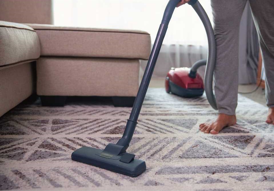 Ennen maton tahranpoistokäsittelyä poista kaikki irtolika. Levitä tahrapoistoaine ja anna sen vaikuttaa.