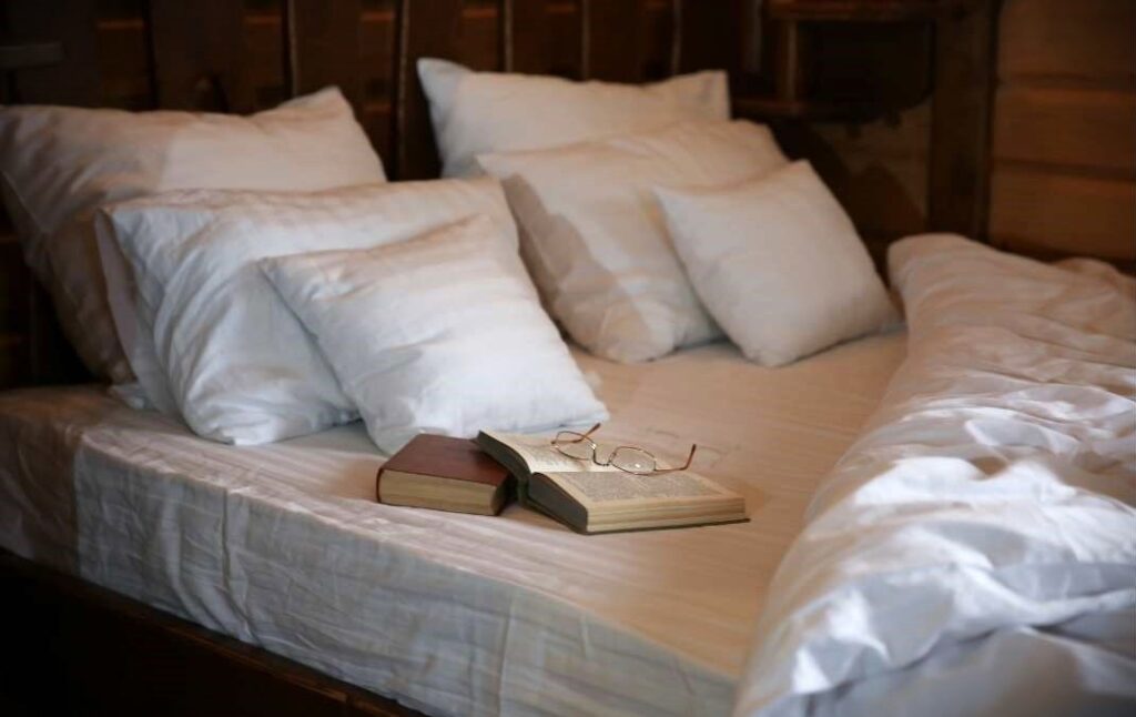 Untuvatyynyjen ja untuvapeittojen pesu onnistuu kotona tai itsepalvelupesulassa. Tutki ensin petivaatteiden pesuohjeet, joissa on kerrottu oikea pesulämpötila sekä kuivausohjeet.