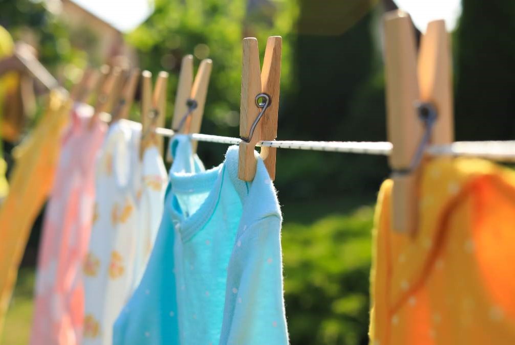 Pyykin tahranpoistoon löytyy luonnonmukaisia keinoja. Auringossa kuivattaminen vaalentaa pyykin tahroja.
