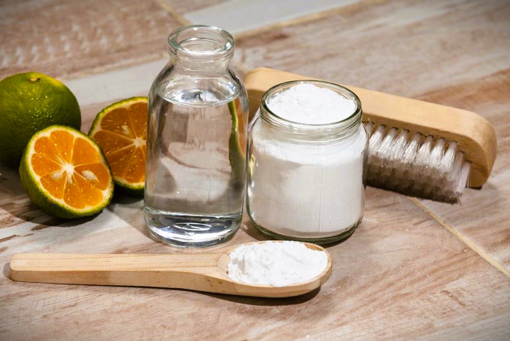 Pyykin tahranpoisto onnistuu luonnonmukaisesti vaikkapa etikalla, ruokasoodalla ja sitruunalla.