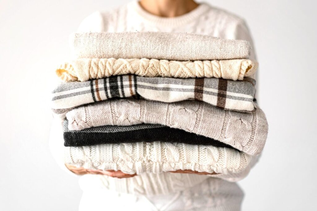 Villavaatteet voi pestä itse käsin tai pesukoneessa hellävaraisella ohjelmalla. Vaatteen oma pesuohje kertoo oikean pesutavan.