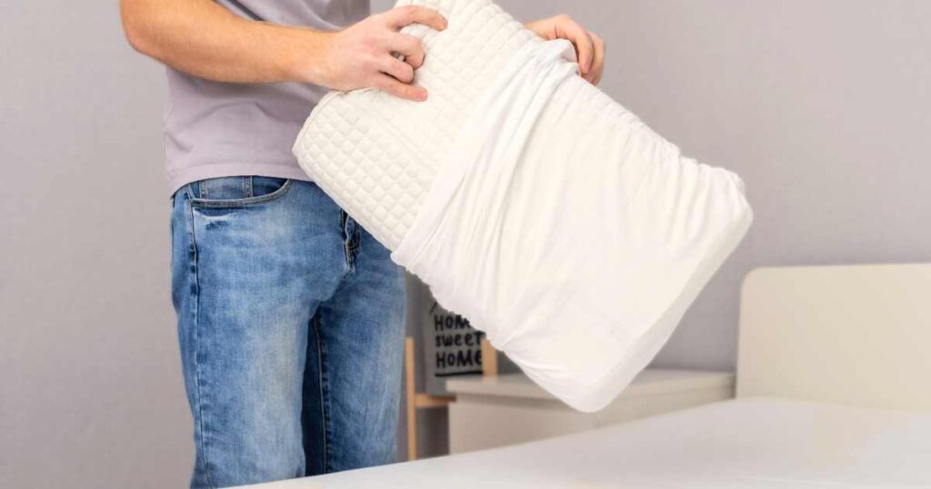 Tyynyjen pesu onnistuu parhaiten isossa pesukoneessa ja korkeinta sallittua pesulämpötilaa käyttäen. Tyynyjen kuivaus on parasta tehdä kuivausrummussa.