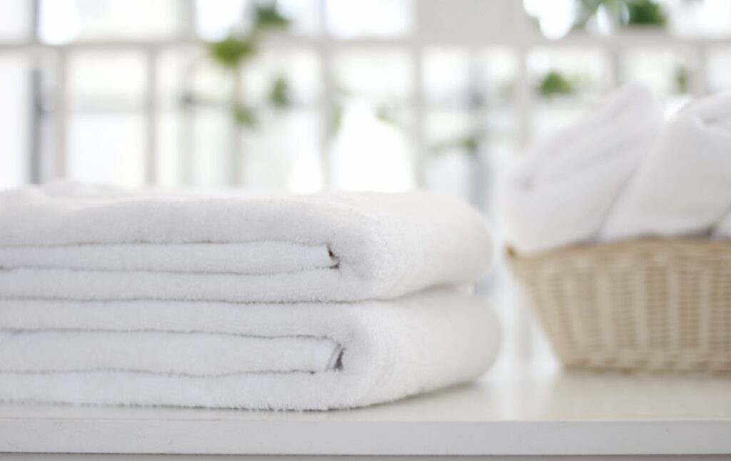 Kuivausrumpu saa froteepyyhkeet pehmeiksi ilman huuhteluainetta. Tee pyykkihuolto kodin ulkopuolella itsepalvelupesulassa ja kodin huoneilmaan kertyy vähemmän pölyä.